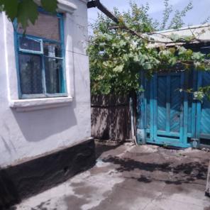 Продаётся кирпичный дом.