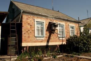 Продаю дом 4 комнаты со всеми удобствами+летняя кухня, баня, гараж, участок.